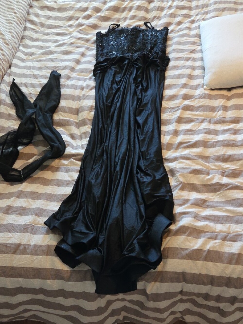 Elegant Black Sequin Evening Dress - Picture 6 of 15
